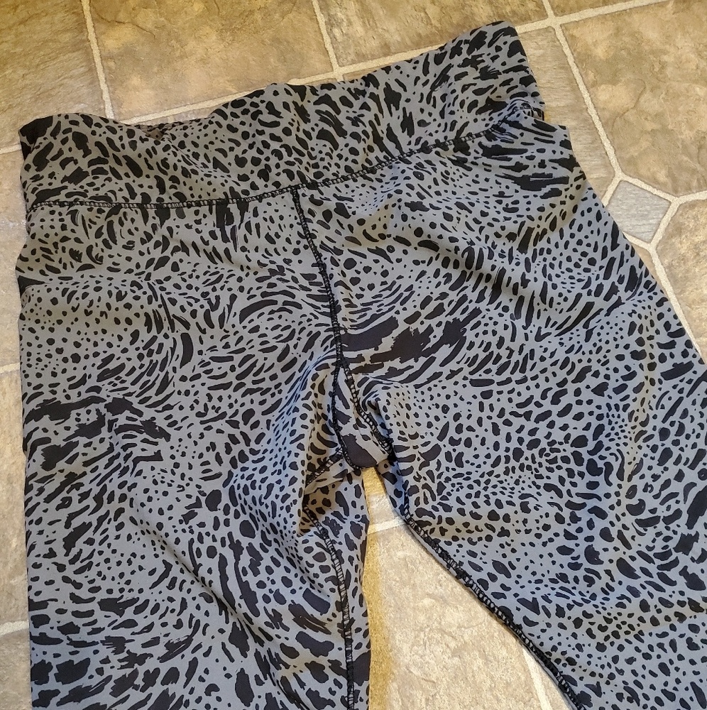 HS Active cheetah print Legging shorts 🌴